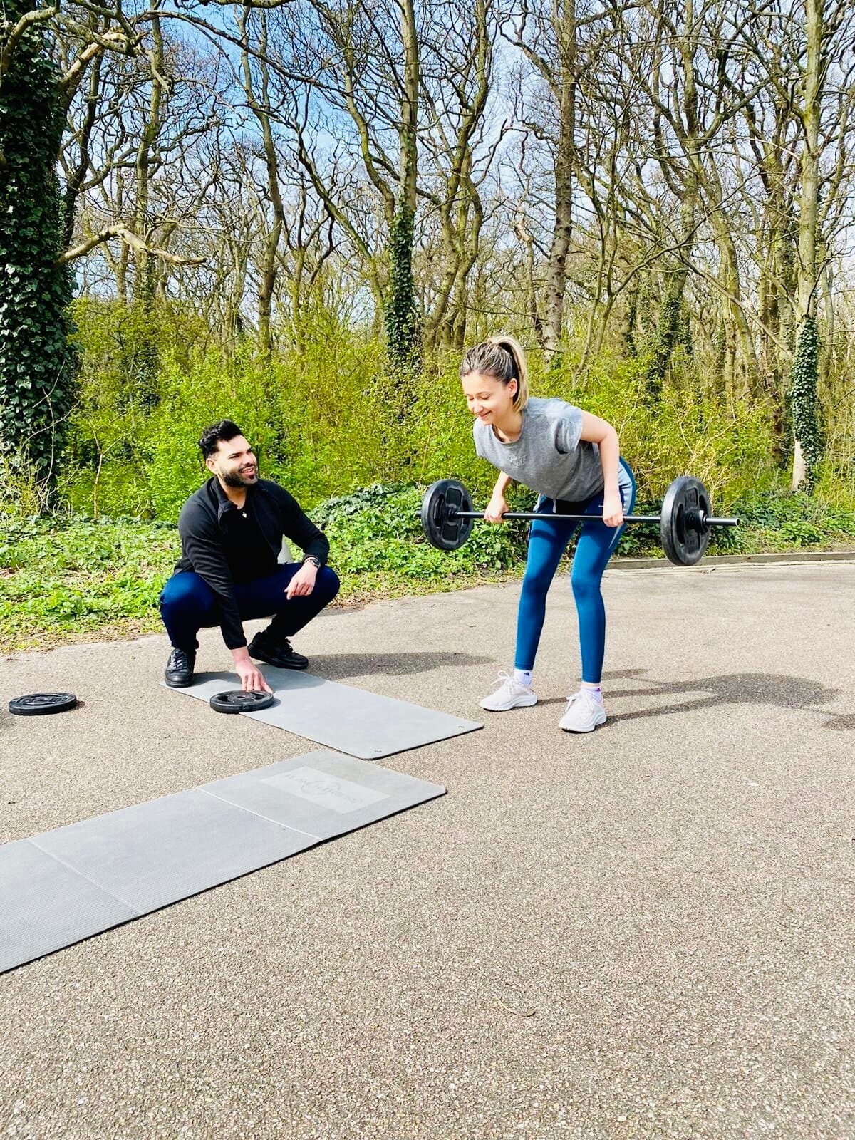 Rajiv begeleidt een klant tijdens een buitentraining in Den Haag